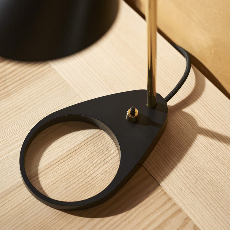 Louis Poulsen ルイスポールセン AJミニ テーブル ブラック/真鍮ポリッシュ（無塗装）AJ MINI TABLE BLACK/BRASS テーブルライト【正規品】3年保証ルイスポールセン、レクリントなどの北欧照明、アルテミデ、フロスなどのデザイナーズ照明、イサムノグチの和風照明を通販します。照明器具を販売するネットショップ！送料無料！