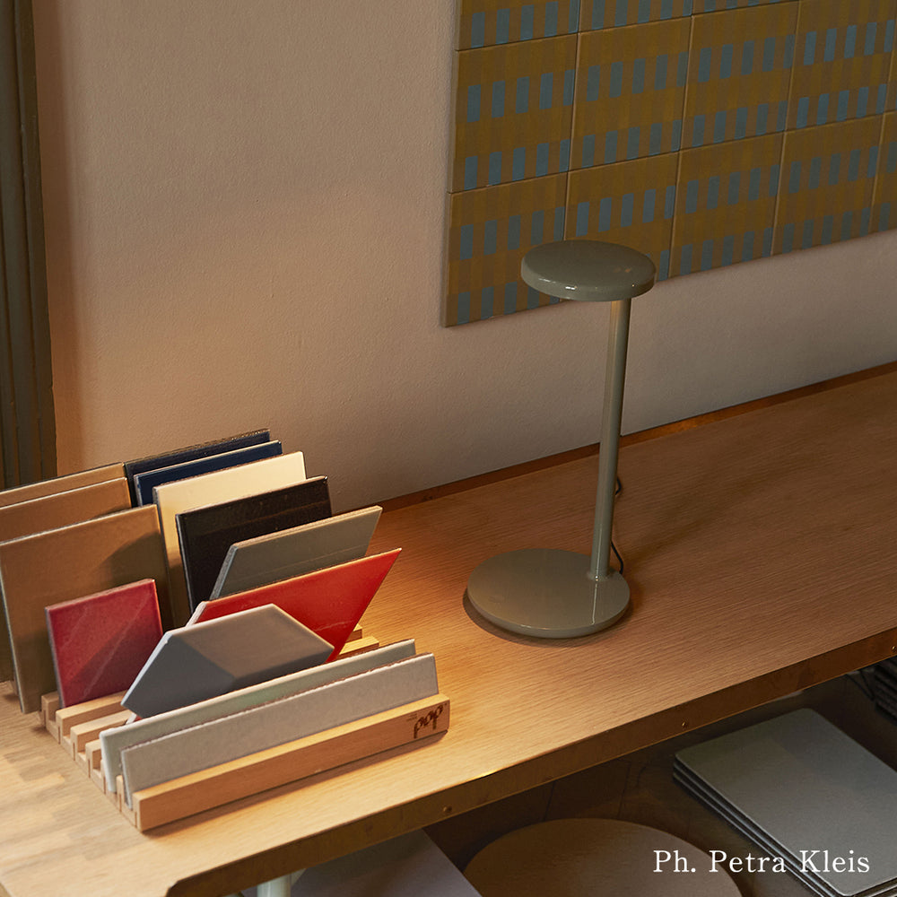 フロス FLOS OBLIQUE 3000K（オブリーク）テーブルランプ Gloss Salvia