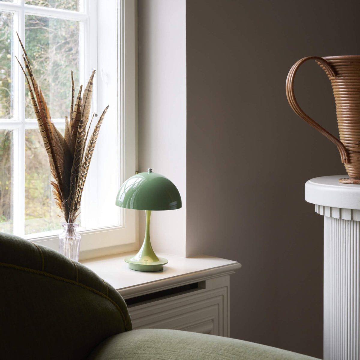 パンテラ ポータブル/オペーク・モスグリーン テーブルランプ Louis